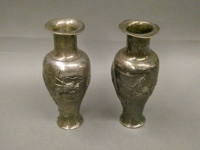 null JAPAN



Pair of small silver vases decorated with dragons in relief. 



H....