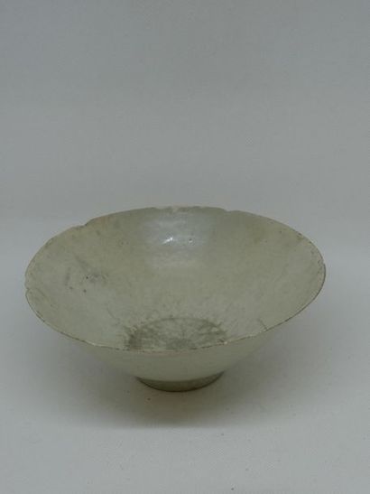  CHINE 
 
Bol en porcelaine bleue et blanche. 
 
H. : 8 ; Diam. : 20 cm