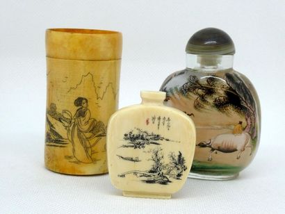 CHINA 
 
Set comprising two snuff boxes and...