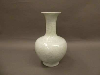  CHINE 
 
Vase blanc en porcelaine émaillé et décor en ombre. 
 
H. : 35 cm