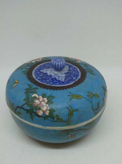 null JAPON



Boite circulaire en porcelaine à décor polychrome de fleurs et de branchages....