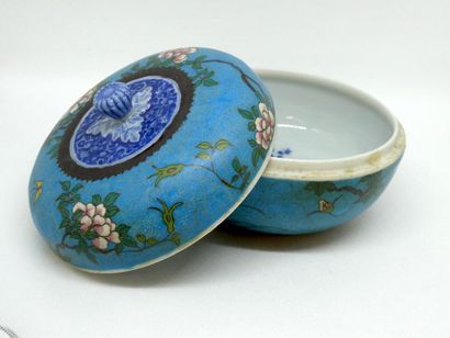  JAPON 
 
Boite circulaire en porcelaine à décor polychrome de fleurs et de branchages....