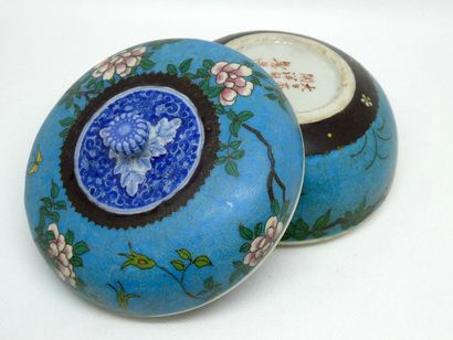 null JAPON



Boite circulaire en porcelaine à décor polychrome de fleurs et de branchages....