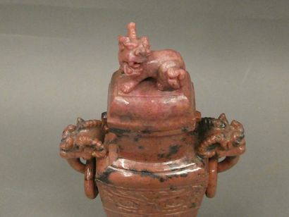  CHINE 
 
Vase couvert de style archaïque en pierre dure sculptée. 
 
XXème siècle									...
