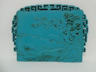  Plaque en pierre dure bleue sculptée. 
 
Dim. : 11,4 x 15,3 cm