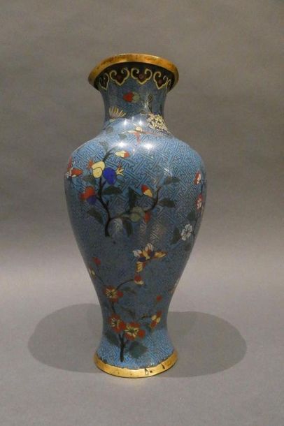 null Rac 343 vac 83



CHINA



Cloisonné bronze vase with floral design.



Late...