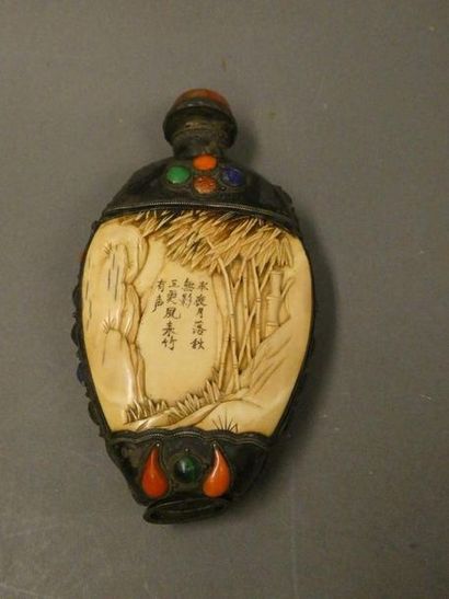 null CHINA



Ivory snuffbox carved with a mountain scene. Metal frame set with cabochons.



H....