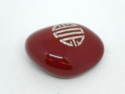 null CHINA Polished and enamelled pebble with caligraphic pattern