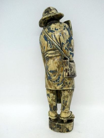  JAPON vers 1900 
 
Sujet en ivoire figurant un homme portant un panier. Traces de...