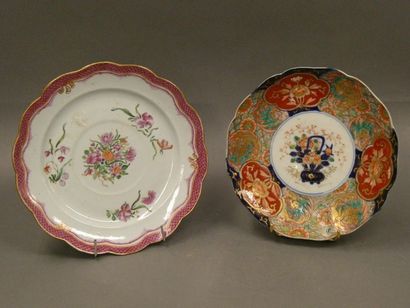 null Deux assiettes et un bol en porcelaine émaillé et à décor imari.



Egrenures.



Epoque...