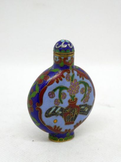 null CHINA



Snuffbox in cloisonné enamel.Ht: 7,5cm



Modern work