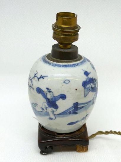 null CHINA



Small porcelain ball vase with blue and white decoration of characters....