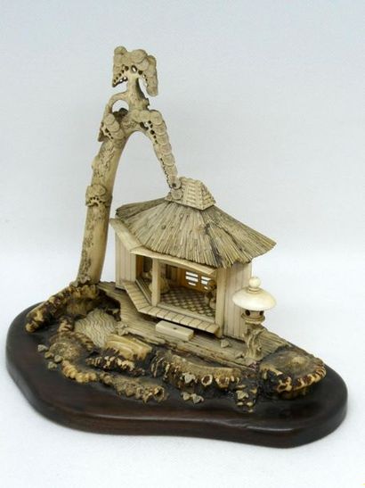  CHINE 
 
Sculpture en os figurant un intérieur de maison avec des personnages. Base...