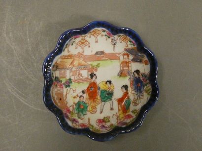 Small porcelain bowl with serrated rim 
...