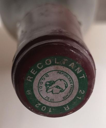 null 1 bouteille VOSNE ROMANEE "Cros-Parantoux" - HENRI JAYER 1990

Etiquette très...