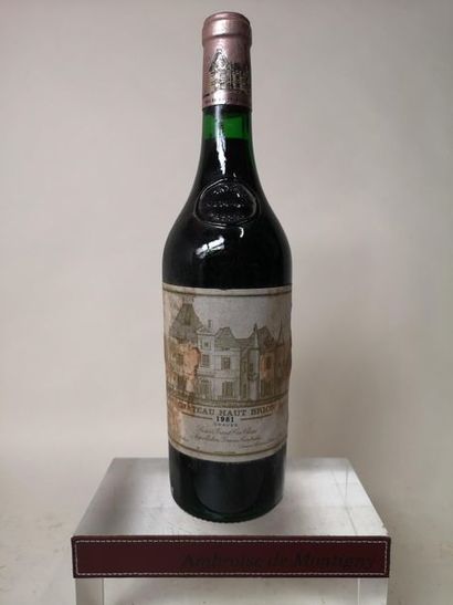 null 1 bouteille CHÂTEAU HAUT BRION - 1er Grand cru classé Pessac Léognan 1981

Etiquette...