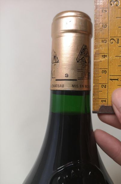 null 1 bouteille CHÂTEAU HAUT BRION - 1er Grand cru classé Pessac Léognan 1989
Etiquette...