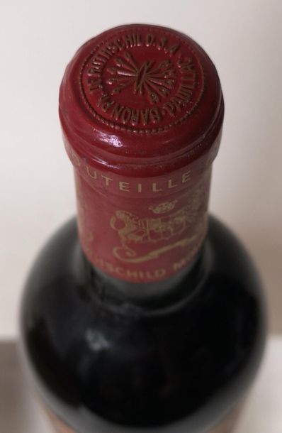 null 1 bouteille CHÂTEAU MOUTON ROTHSCHILD - 1er Grand cru classé Pauillac 1987

Etiquette...