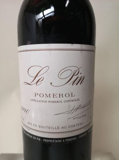 null 1 bouteille CHÂTEAU Le PIN - Pomerol 1990

Etiquette très légèrement tâchée,...