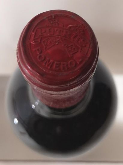 null 1 bouteille PETRUS 1990

Etiquette légèrement tâchée, niveau base goulot.