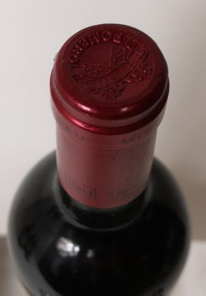 null 1 bouteille PETRUS 2001


