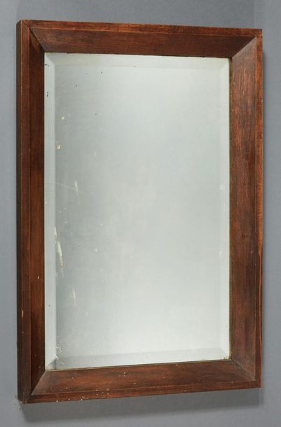 Travail des années 1930 
Miroir rectangulaire en chêne verni, glace biseautée 
Dim....