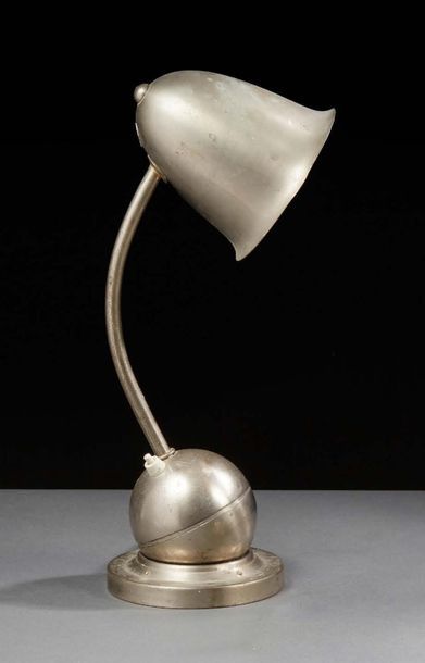Travail des années 1930 
Lampe à balancier en métal nickelé à fut courbé et réflecteur...