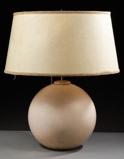 Travail des années 1930 
Pied de lampe boule en plâtre 
H : 30 cm (accident)