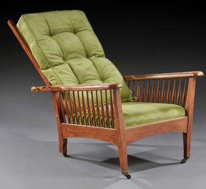 TRAVAIL FRANÇAIS 1930 
Paire de fauteuils à crémaillère en bois teinté 
H : 85 L...