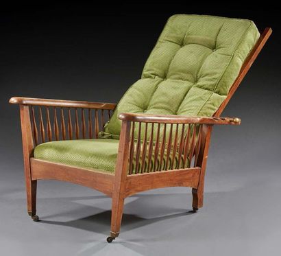 TRAVAIL FRANÇAIS 1930 
Paire de fauteuils à crémaillère en bois teinté 
H : 85 L...