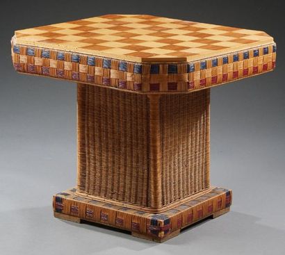TRAVAIL 1930-1950 
Table en rotin tressé à plateau carré à motif marqueté en damier...