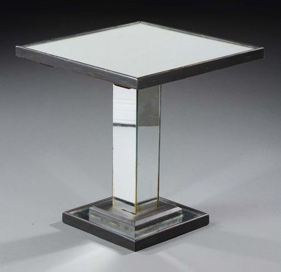 JACQUES ADNET (1901-1984) 
Table d'appoint moderniste en bois laqué noir et miroir...