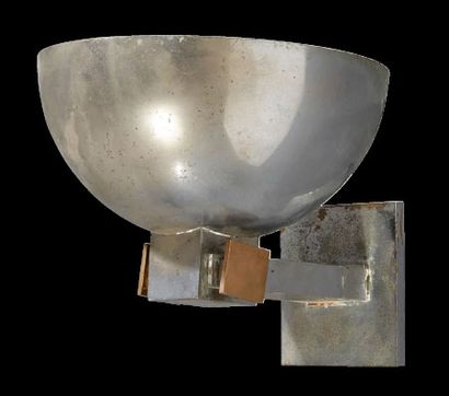 DESNY PARIS 
Applique moderniste en métal nickelé à réflecteur orientable 
Attaches...