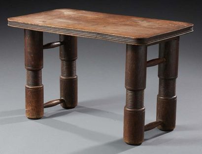 CHARLES DUDOUYT (1885-1946) 
Table basse en chêne teinté à plateau rectangulaire...