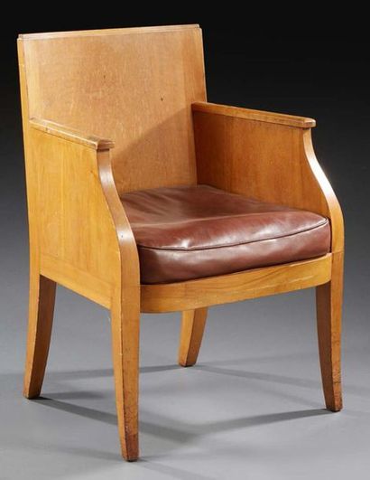 TRAVAIL 1940 
Fauteuil en chêne à assise en cuir marron 
H : 85 L : 61 P : 64 cm