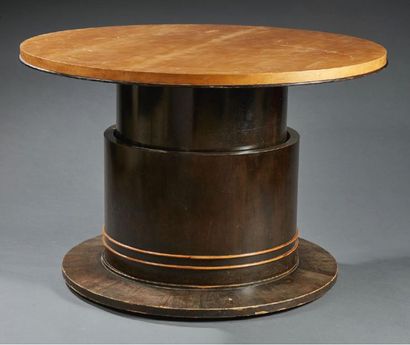 Jean PASCAUD (1903-1996) 
Table basse formant table de salle à manger en placage...