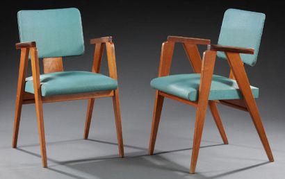 André SORNAY (1902-2000) 
Paire de fauteuils en frêne et acajou à dossier et assise...