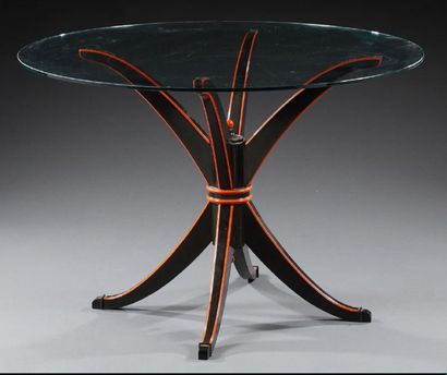 MAISON HIRCH (XXÈME) 
Table de salle à manger à plateau circulaire en verre reposant...