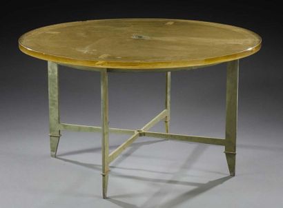 Travail français 1950 
Table de salle à manger en métal à patine vert antique présentant...
