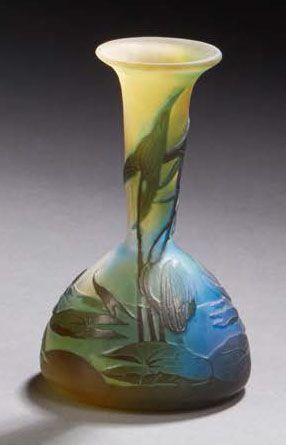 ÉTABLISSEMENTS GALLÉ 
Vase soliflore à col évasé en verre doublé à décor dégagé à...