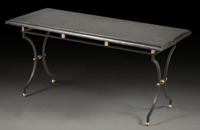 TRAVAIL 1950 
Table basse à plateau rectangulaire en marbre noir reposant sur un...