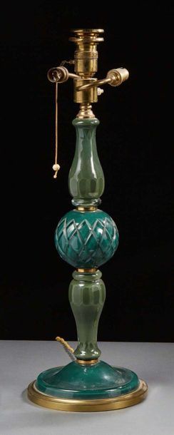 BAGUES, attribué à 
Lampe de bureau en verre teinté vert et laiton 
H : 58 cm