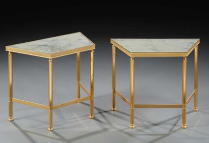TRAVAIL FRANÇAIS 
Paire de tables d'appoint en métal doré à plateaux en miroir 
H...