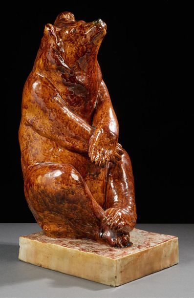 TRAVAIL MODERNE 
Sculpture en céramique émaillée représentant un ours assis 
H :...
