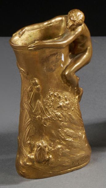 Charles KORSCHANN (1872-1943) «Femme nue et grenouille» 
Vase soliflore en bronze...