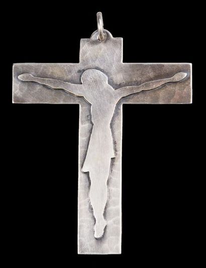 JEAN DESPRES, attribué à 
Pendentif en métal argenté martelé figurant le Christ en...
