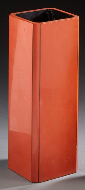 TRAVAIL 1950-1970 
Vase soliflore en bois laqué orange et noir 
H : 31 cm
