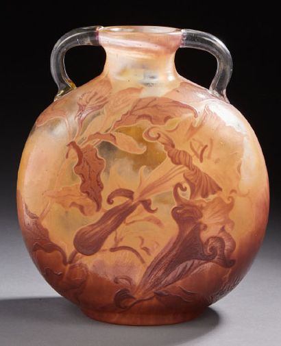 Émile GALLÉ (1846-1904) 
Vase "gourde" en verre doublé à décor dégagé à l'acide de...
