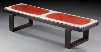 TRAVAIL DES ANNÉES 1960 
Table basse, piètement en bois teinté noir, plateau en céramique...
