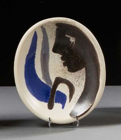 Mado JOLAIN (née 1921) 
Coupe ovale en céramique émaillée à décor figurant un visage...